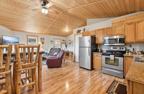 Kalispell Cabin | Life's a Bear Haven! Couple's Hot Tub under the Sky! King Bed!