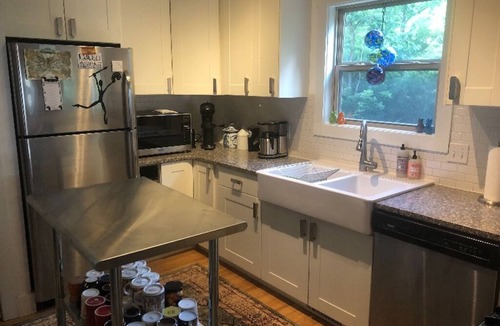 Oakley House | Light & Art filled 3 BDRM 2.5 bath luxury AVL home close to Biltmore and all AVL