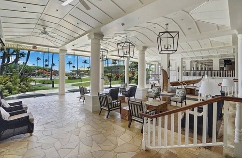 Hanamaulu Hotel | Light filled room, just steps to the beach