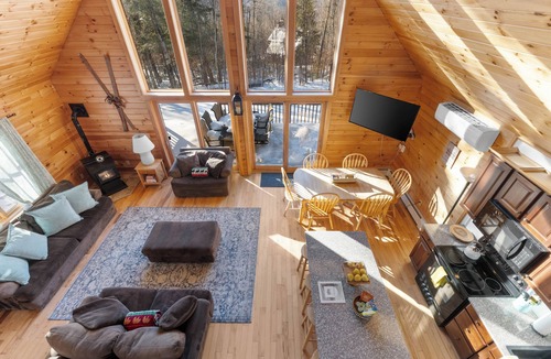 Jackson House | Linderhof Modern Log Chalet · 3 Min to Storyland · Sleeps 10 + Fire Pit