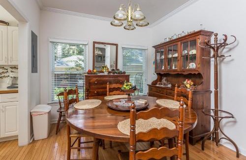 Demere Park House | Little Gingerbread Cabin - 110 Jordan Lane