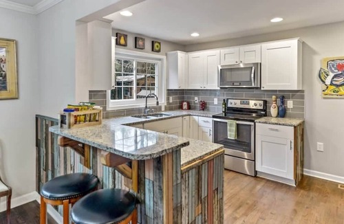 East Atlanta House | Llama Stay| Farm|Firepit|6 Miles to City