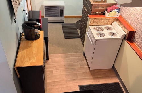 Seward Apartment | Long-Term Friendly Studio Suite: 2-Queen Beds w/Private Entrance & Kitchenette