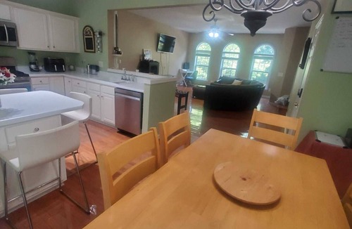 Milton House | Lovely Townhouse in Alpharetta