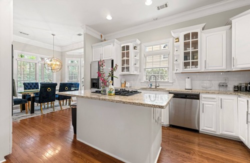 Church Street House | Lux Modern Home – Downtown, Aquarium, Zoo, Stone Mountain & Stadiums Sleep 10