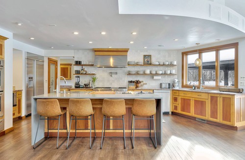 Stevensville House | Luxe Family Retreat Pool & Hot Tub Near Beach