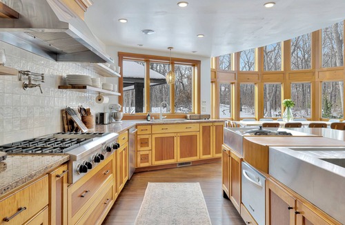 Stevensville House | Luxe Family Retreat Pool & Hot Tub Near Beach