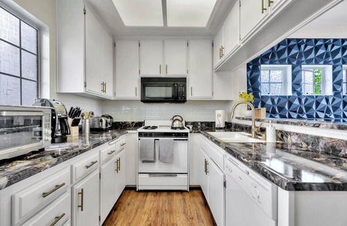 Sherman Oaks House | Luxurious & Cozy Loft ~ 5 Stars Location - King Bed - Private Patio Retreat