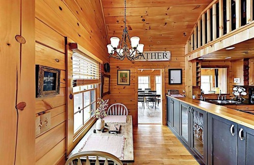 Old Fort House | Luxurious log cabin w/stunning views, WiFi, hot tub + 15 mins to Black Mountain