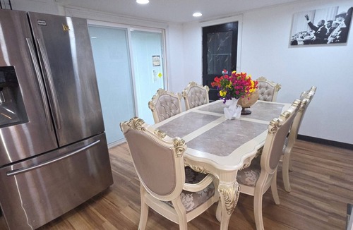 Eastside House | Luxury 2BR Retreat ,Private Hot Tub, Starlink Wi-Fi ,Fireplace,Free Parking,