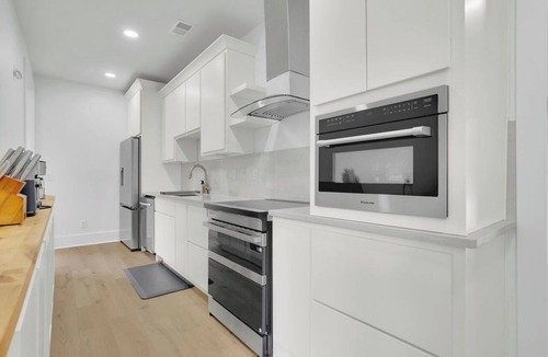 Clarkdale House | Luxury 4-bedroom home with 2 kitchens, hot tub, and gym: Group & Family Retreats