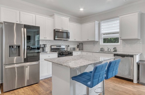 Cliftondale House | Luxury 5BR Ideal For Vacationers, Groups, Corporate & Insurance Stays Near ATL