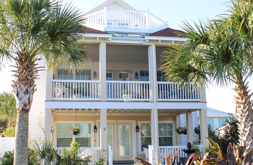 Marineland Acres House | Luxury Beach House, Private Salt Pool. Walk to the Beach