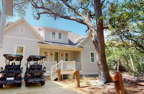 Bald Head Island House | Luxury BHI Retreat | Golf Views | 3 King Suites | BHI + Shoals Clubs | Dog Friendly | Kayaks