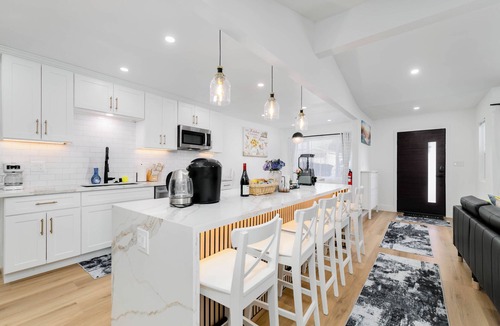 Rancho Cucamonga House | Luxury Cozy Retreat MtView 75"TV NewFurniture&Appliance&BBQFenced NearEverything