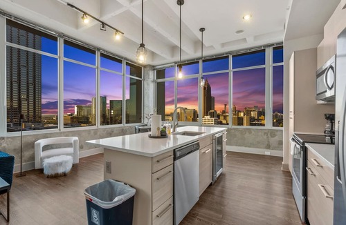 Peachtree Center Apartment | Luxury High-Rise|2 King Suites| Pool Skyline Views