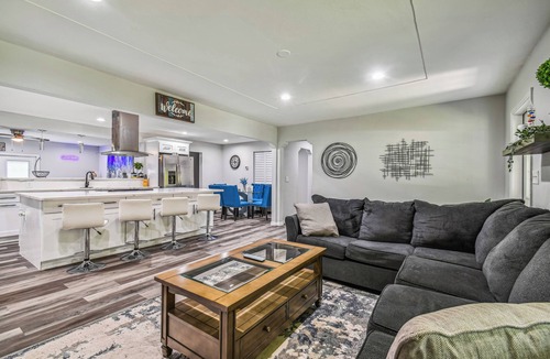 Brandon House | Luxury Modern spacious 5Bedroom/3Bathroom, Theater room a game room and pool.