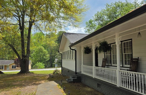 Snellville House | Luxury Ranch Retreat in peaceful Snellville w/Huge Backyard Near Atlanta