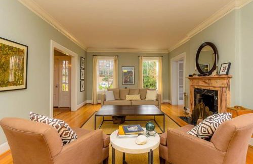 East Side Villa | Luxury Retreat for Families | Pet Friendly | Sleeps 10 | 5BR