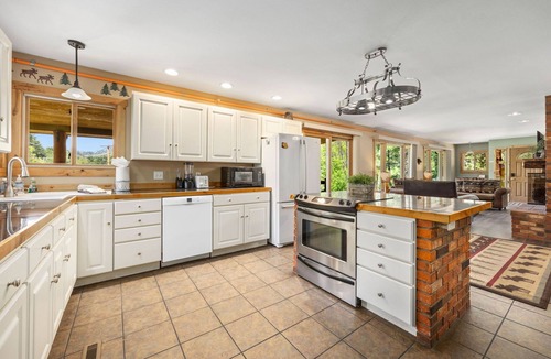 Drake Cabin | Luxury Riverfront Cabin Near RMNP with Hot Tub, Fire Pit, and Mountain Views