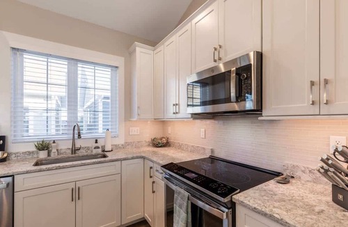 Caine Woods Condo | Luxury Townhome with Pool, Walk to Beach