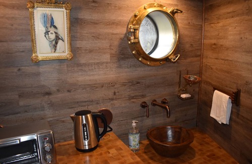 Asheville Apartment | LUXURY USS UTOPIA ~ POOL ~ HOT-TUB ~ DTWN AVL 2M ~ WILDLIFE ~ RURAL