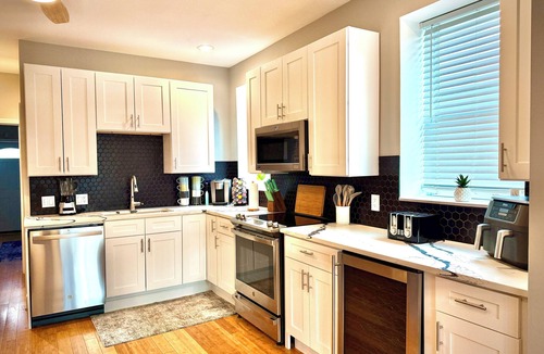 The Gate House | Luxury & Views That Sleeps 11 - In The Heart of all things St Louis