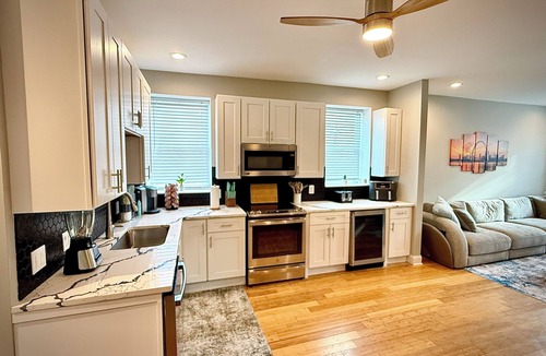 The Gate House | Luxury & Views That Sleeps 11 - In The Heart of all things St Louis