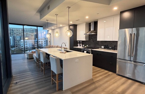Westside Apartment | Luxury West Midtown 3br Skyrise Floor to Ceiling Views