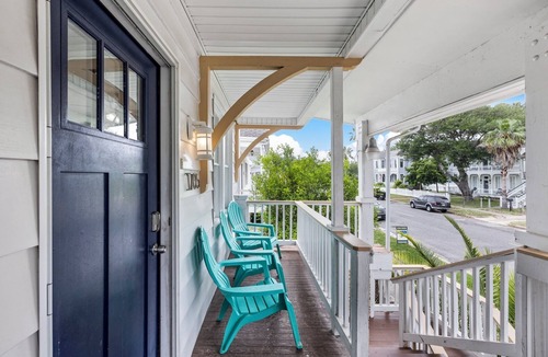 San Jacinto House | M Avenue Trio | Whole Historic Triplex Sleeps 19 Walk to Galveston Beach