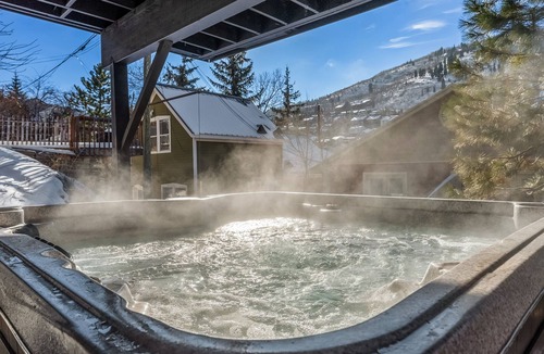Downtown Park City Ski Chalet | Mainstreet Masterpiece | Stunning Views! | Hot tub! | Walk to Downtown