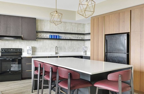 Downtown Atlanta Condo | MARGARITAVILLE ATLANTA — WALK TO DRAGON CON! Right on Centennial Olympic Park!