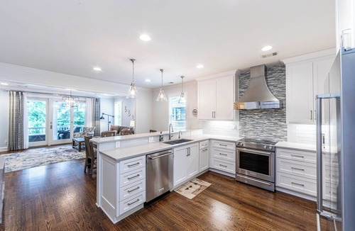 Greensboro House | Marina Cove Lakefront Retreat 3BR + Bunk Room Walk to Marina