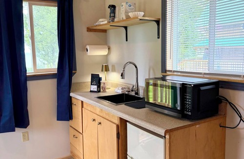 Ninilchik Cabin | Midnight Sun Cabin on the Cook Inlet. Basecamp for all your Alaskan Adventures!