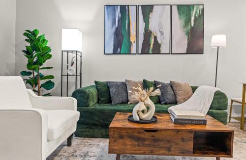 Old Fourth Ward Apartment | Midtown Atlanta High-Rise King Suite - Rooftop Pool - Free Parking - FIFA World Cup Ready