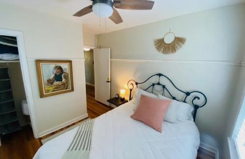 Glenview-Pinegrove House | Midtown Cottage- Walk to Whole Foods