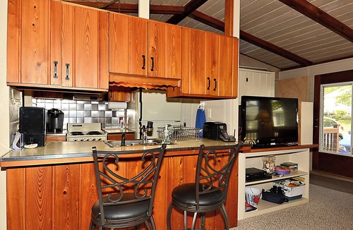 Rehoboth by the Sea Cottage | MINI-WEEKS AVAILABLE! REHOBOTH BY THE SEA/LINENS INCLUDED! 1.5 BLOCKS TO BEACH/WIFI/GRILL/WASHER&DRYER This 3 BR, 2 BA cottage is nestled in popular Rehoboth by the Sea.