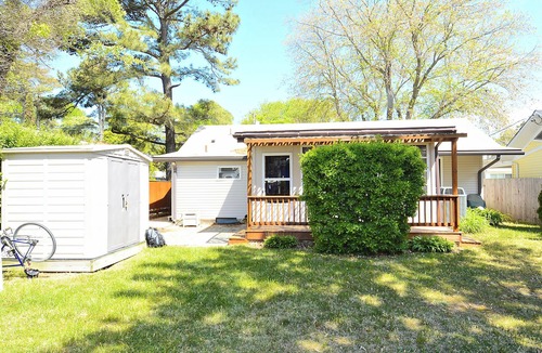 Rehoboth by the Sea Cottage | MINI-WEEKS AVAILABLE! REHOBOTH BY THE SEA/LINENS INCLUDED! 1.5 BLOCKS TO BEACH/WIFI/GRILL/WASHER&DRYER This 3 BR, 2 BA cottage is nestled in popular Rehoboth by the Sea.