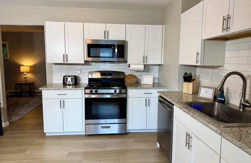 Scotia House | Modern 2BR - King - Parking - Kitchen - BBQ balcony - 500mbps Fios wifi