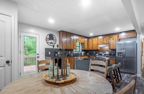 Woodstock House | Modern 3BR Front Porch Place - Near Shops & Parks