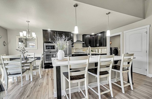 Evans House | Modern 5BR/3BA Luxury Home,Movie Nights & Comfort