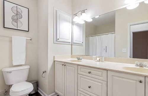 Town Center Apartment | Modern Apartment in Prime Location (ID1216X611)