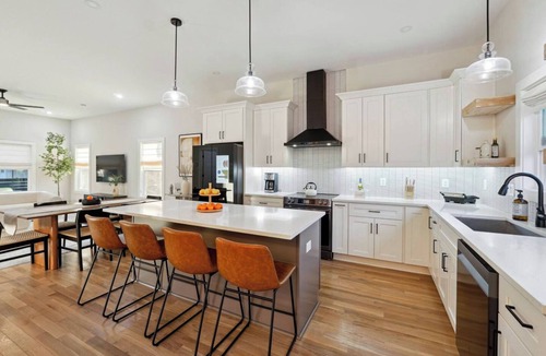 Atlanta House | Modern ATL Luxury-Sleeps 12-Free Parking-Game Room