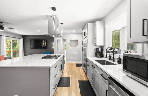 Garden Hills House | Modern, Cozy Buckhead 4+3 SFH + Backyard