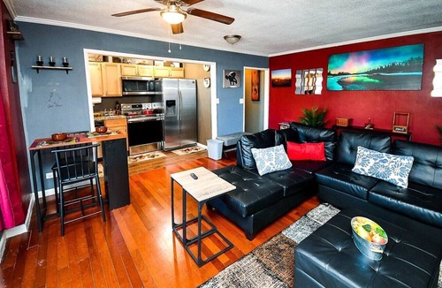 Fairlie-Poplar Historic District Apartment | Modern High-Floor condo at Heart of Downtown & Skyline Balcony
