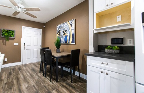Eastside House | ★MODERN HOME♞⚔♛★ KING BED★ GARAGE PARKING★ WIFI★ 4K TV