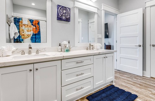 Port Bolivar House | Modern Home w/ Large Deck, Patio, WiFi, Washer/Dryer - 1/2 Block to Beach!
