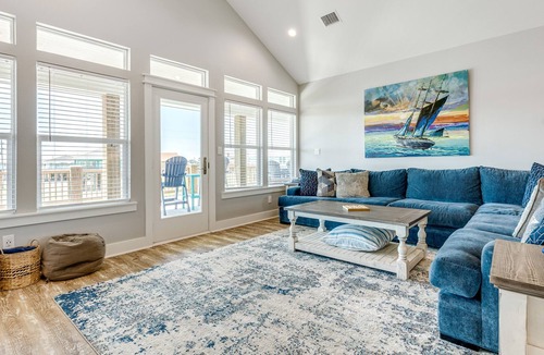 Port Bolivar House | Modern Home w/ Large Deck, Patio, WiFi, Washer/Dryer - 1/2 Block to Beach!