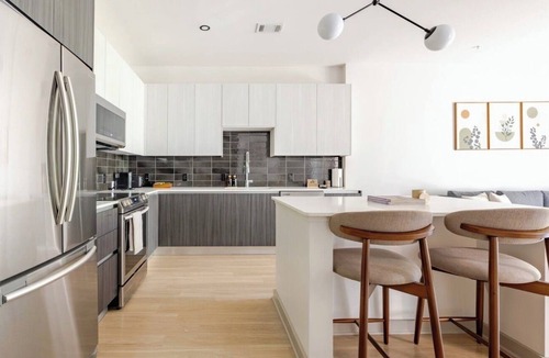 Home Park Apartment | Modern Luxury 1BR Skyline Views + Pool