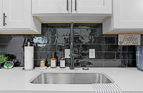 Shaw House | Modern Luxury Retreat |Pet-Friendly |Hot Tub |BBQ